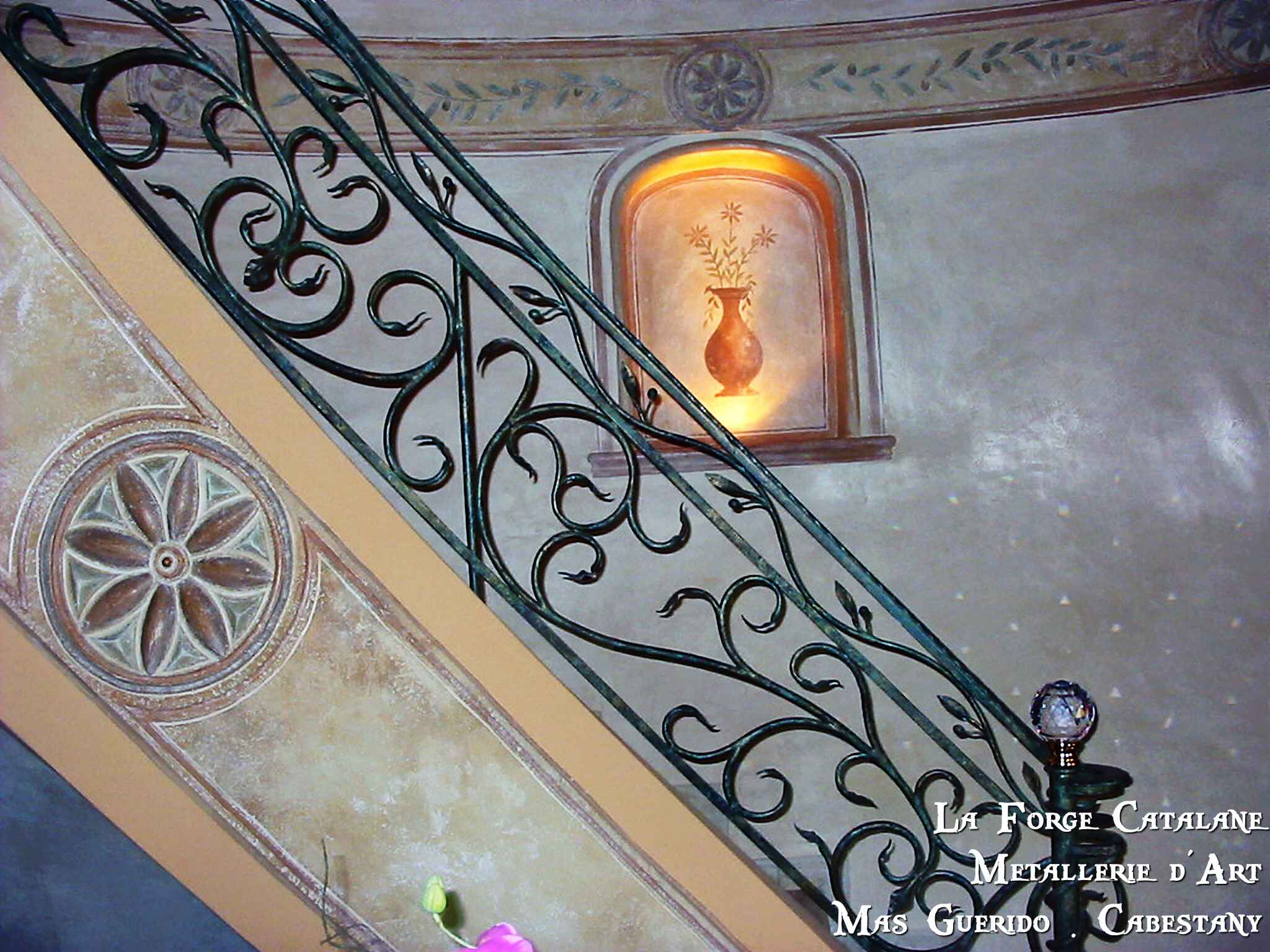 poteau avec boule en verre remplissage vegetal feuilles forge catalane 3.jpg